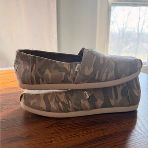 NWOT TOMS Slip On in Camo